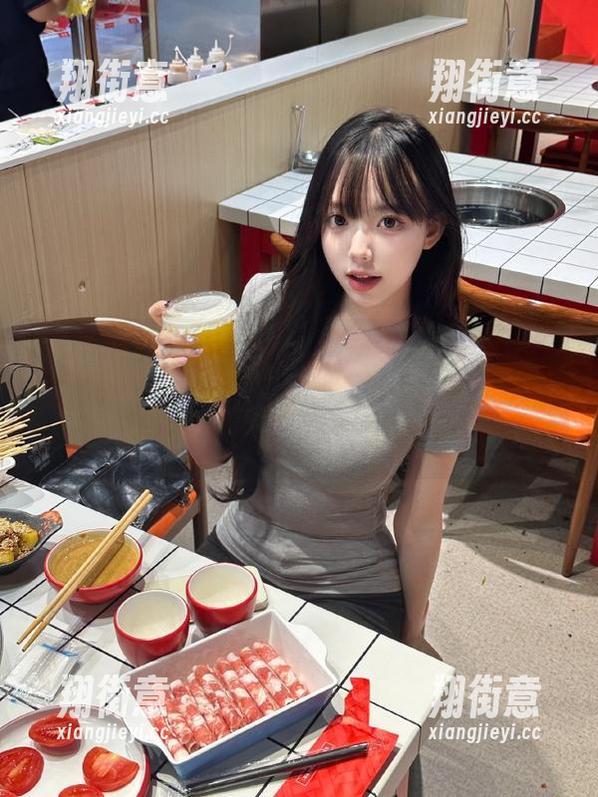 51吃瓜网 我觉得51吃瓜网这个网址的在线观看功能真有魔力,感觉自己像陷进了一本没完没了的小说!